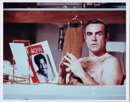Sean Connery sits in bathtub as James Bond reading magazine 8x10 photo - £9.43 GBP