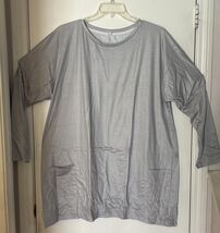 Women's Round Neck Long Sleeve Gray T-shirt 2 Pockets New - $9.31