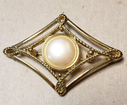 Vintage Monet 80s Brooch Large Faux Pearl Center Gold Tone Rope Diamond Shape - £21.77 GBP