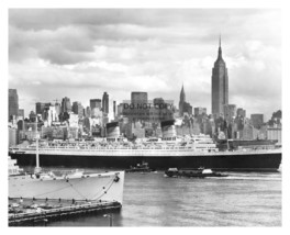 Rms Queen Elizabeth White Star Cruiseship On Her Last Voyage New York 8X10 Photo - £6.80 GBP