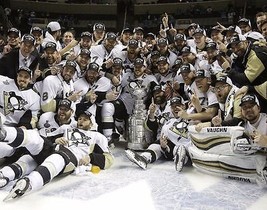 2015-16 PITTSBURGH PENGUINS TEAM 8X10 PHOTO NHL PICTURE STANLEY CUP CHAMPS - $4.94
