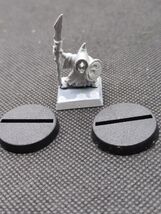 Warhammer Fantasy Night Goblin Miniature And (2) GW 1992 Circle Bases 1&quot; - $125.78 MXN