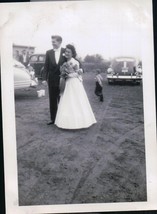 Vintage Cute Grooms Man &amp; Brides Maide In Parking Lot Detroit MI 1948 Snapshot  - £6.38 GBP