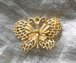 Elegant Gold-tone Filigree Butterfly Brooch 1970s vintage 1 3/8&quot; - £9.71 GBP