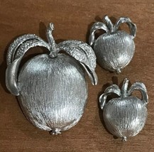 Vtg 1970&#39;s Sarah Coventry 3D Silver Tone Peach Apple Fruit Brooch Earrings Set - £59.94 GBP