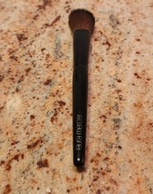 Laura Mercier Angled Cheek Contour Brush - $445.81 MXN