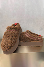 Chestnut Embroidered Sherpa Plush Thick Sole Snow Boots - $598.68 MXN