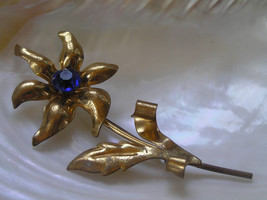 Vintage Large Goldtone Windswept Flower w Blue Paste Rhinestone Center &amp; Curled - £6.14 GBP