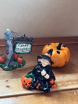 Lot of Dept 56 Ceramic Knapp Manors Gray Post w Pumpkins &amp; Black Witch &amp; Plastic - £10.51 GBP