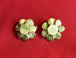 Vtg Green Pearlized &amp; Goldtone Clip On Earrings J124 - $18.69