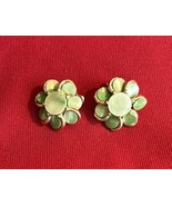 Vtg Green Pearlized &amp; Goldtone Clip On Earrings J124 - $349.02 MXN