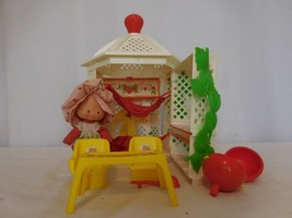 Vintage Strawberry Shortcake Playset Garden Gazebo + Strawberry Shortcake Doll - £33.35 GBP