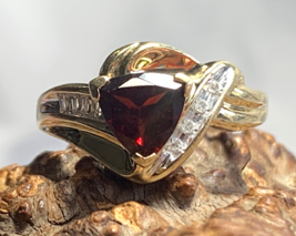 10K Yellow Gold Ring Sz 7 Garnet Color &amp; Clear Stones Fine Jewelry 3.16g - £149.77 GBP