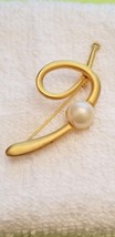 Vintage Gold Tone Faux Pearl Brooch - £7.83 GBP