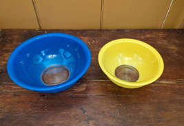 VTG Set of 2 Pyrex 323 325 Primary Colors Clear Bottom Mixing Bowls Yell... - £30.42 GBP