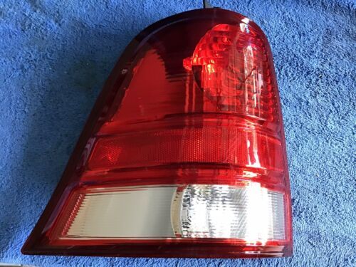 04-07 Ford Windstar LEFT Driver Tail Light FR416-U000L Eagle Eyes Used Condition - $27.23