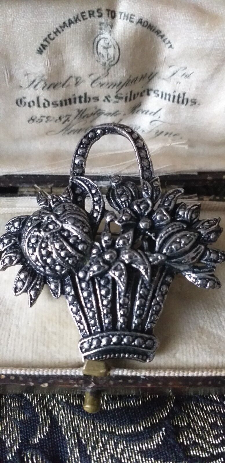 VINTAGE 1950-s Peltro Marcasite Cesto di fiori SPILLA - Molto bella! - $27.83