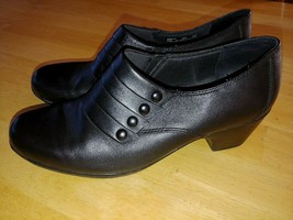Clarks Bendable Ladies Black Leather SLIP-ON SHOES-10M-GENTLY WORN-COMFY-NICE - £15.99 GBP