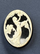 Vintage Small Black &amp; White Victorian Woman Plastic Oval Cameo Brooch Pin – - £7.45 GBP