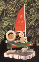 Vintage 1997 Hallmark Frosty Friends Ornament - Eskimo And Cat Christmas - £16.31 GBP
