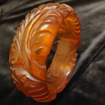  Very rare vintage red bakelite raise carved bangle bracelet  - £178.88 GBP