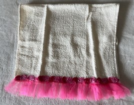 White Hand Towel With Pink Floral And Ruffle Trim For Bathroom Or Kitchen - $165.63 MXN