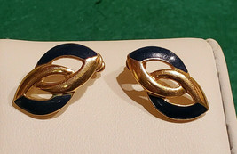 Vintage TRIFARI Earrings Pierced Gold Tone &amp; Blue Earrings Signed - £7.87 GBP