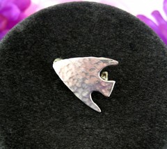 Hand Hammered ARROWHEAD PIN Vintage Small Brooch Silvertone Handcrafted 7/8&quot; - £13.44 GBP