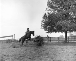 First Lady Jacqueline Kennedy rides a horse at Glen Ora Virginia New 8x10 Photo - £6.90 GBP