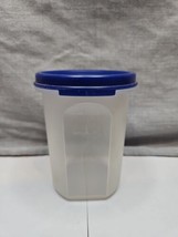 Vintage Tupperware Container 15 Oz 1606-25, Blue Lid 1607-3 - $5.69