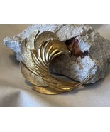 Women’s Large Mid-Century Modern Gold Tone Feather or Leaf Pin Brooch EUC - $33.95 CAD