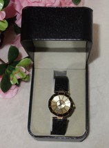 ROVEN DINO YELLOW BASE METAL SAPPHIRE CRYSTAL LEATHER QUARTZ WATCH new - $643.81 MXN