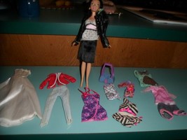 Disney Barbie Jasmine Doll Mattel 2006 wit 14 modern clothes gown,jacket... - $293.49 MXN