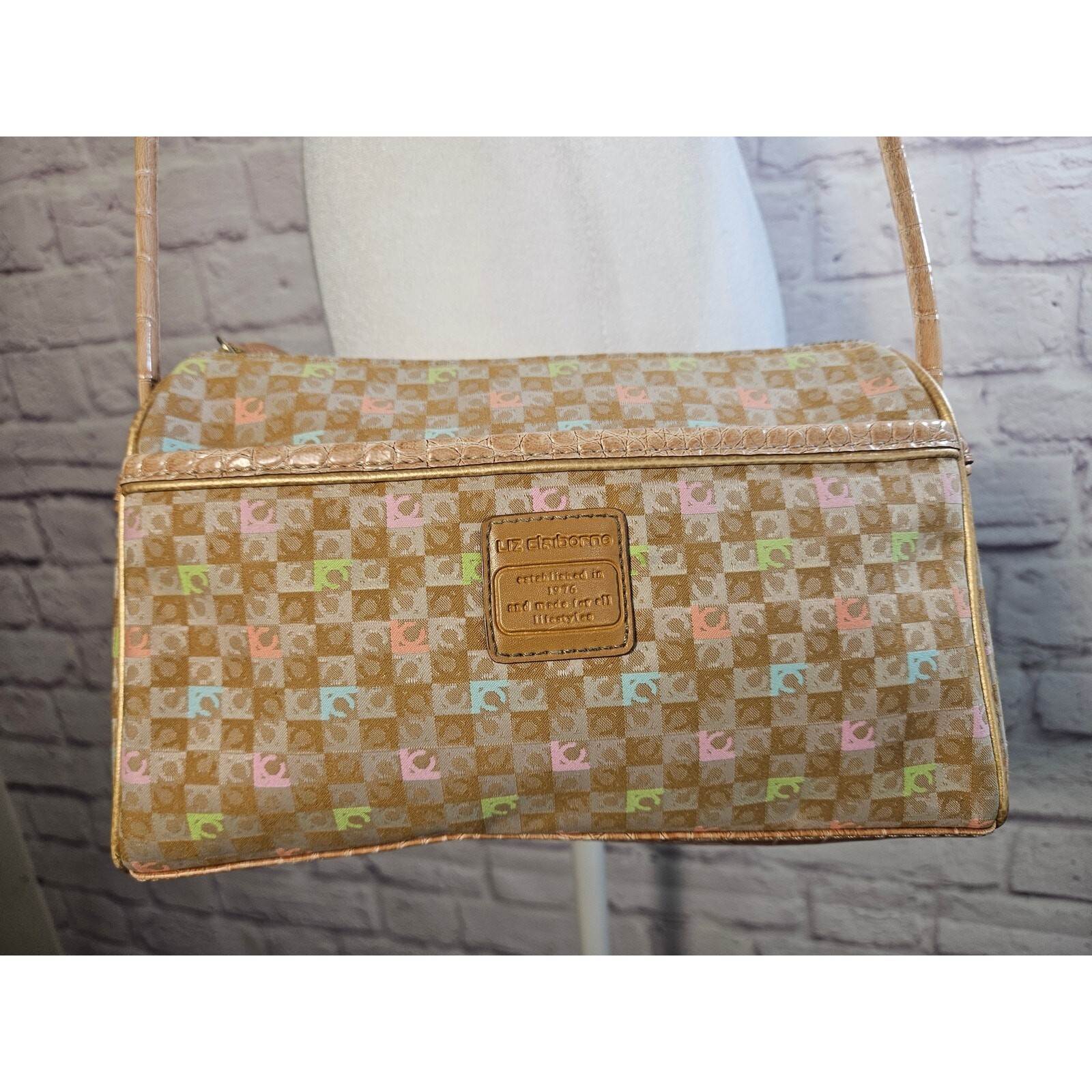Liz Claiborne Y2K Pastels Tan Crossbody Bag Purse Zipper Closure Pocket Front Item image 4