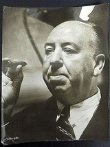 ALFRED HITCHCOCK:DIR: (REAR WINDOW) RARE ORIG,1954 ON THE SET CANDID PHOTO - $296.99