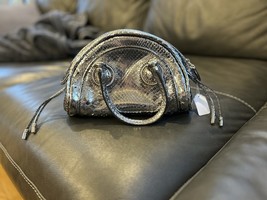 Elie Tahari Zoe Mini Bag 100% leather in Silver Snake skin - $1,207.91 MXN