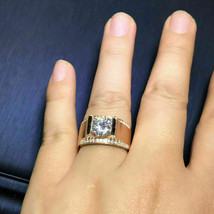 Herren Verlobung Hochzeit Ring 1.50Ct Künstlicher Diamant 14K Rose Vergoldet - £122.91 GBP