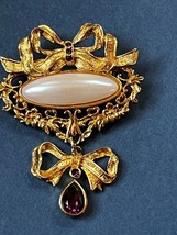 Vintage Avon Marked Faux Mabe Pinched Oval Pearl in Ornate Goldtone Frame w Ribb - £10.30 GBP