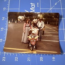 Vintage Photograph 1982 Pioneer Parade Family In Costume Kids Children - $6.29