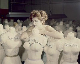 Tina Louise posing behind bust models of famous actresses 16x20 Canvas - £54.84 GBP