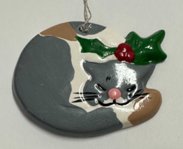Grey Tabby Cat Kitten Christmas tree Ornament Ceramic with Holly 2.5 &quot;Vintage - £4.73 GBP