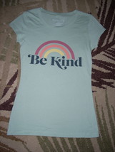 Women&#39;s t-shirt says &quot;Be Kind&quot; under a colorful rainbow NWT sizes XXL,XL... - $202.73 MXN
