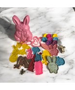 Huge Lot of 33 Vintage Plastic Easter Cookie Cutters Stamps And Jello Mold - $753.77 MXN