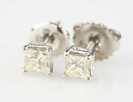 Gorgeous 0.69 TCW Princess Cut Stud Earrings in 14k White Gold with Screwbacks - £1,097.12 GBP