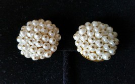 Unbranded Vintage Mid Century Gold Tone Faux Pearl Cluster Clip On Earrings - £28.31 GBP
