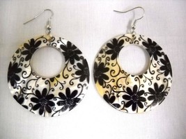 ELEGANT BLACK FLOWERS PRINTED on MOP SHELL ROUND DANGLING HOOP FASHION E... - €4,31 EUR