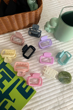 Black Minimalist Frosted Cut Out Hair Claw Clip - $52.28 MXN