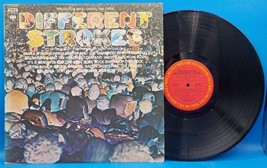 Johnny Winter, Chamber Bros, Big Brother, Redbone LP &quot;Different Strokes&quot;... - $122.01 MXN