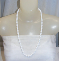 Vintage 25&quot; White Beaded Necklace 18-a - $460.95 MXN