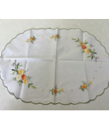 Vintage scalloped edge floral pattern embroidered dresser scarf table ru... - €16,79 EUR